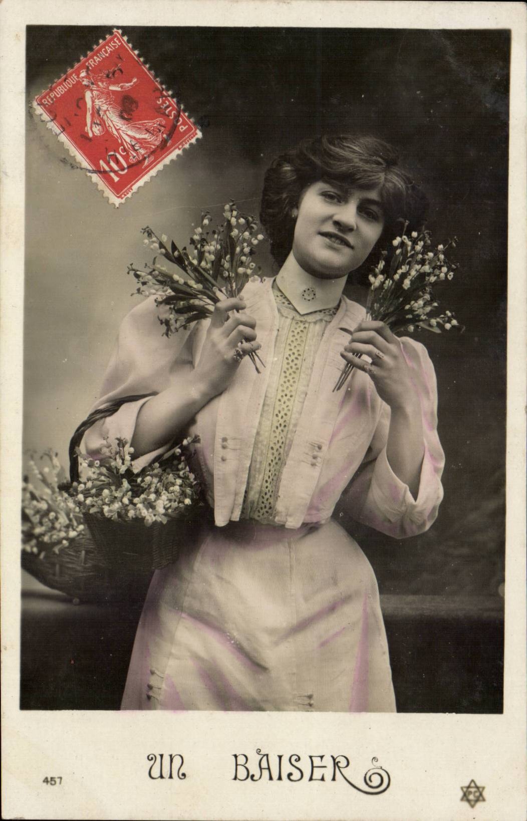 Femme tenant des bouquets de muguet — Un Baiser — Éditeur n°457