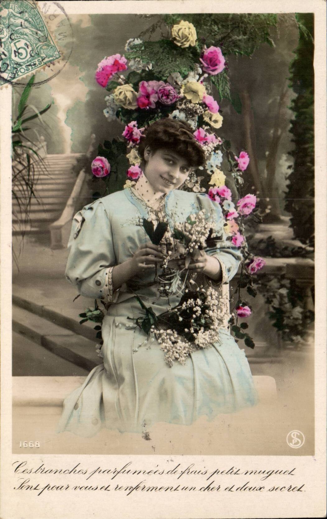 Mujer en vestido azul con ramo de flores — editor S, n° 1668