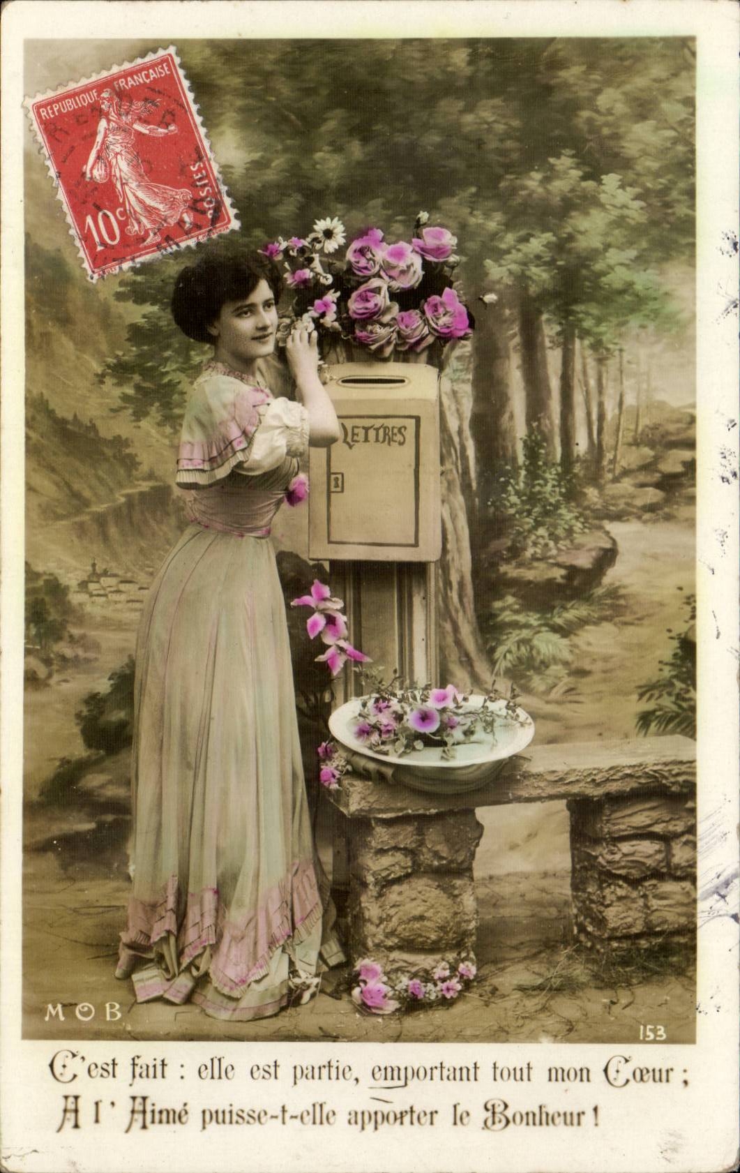 Junge Frau am Briefkasten — romantische Szene — MOB n°153