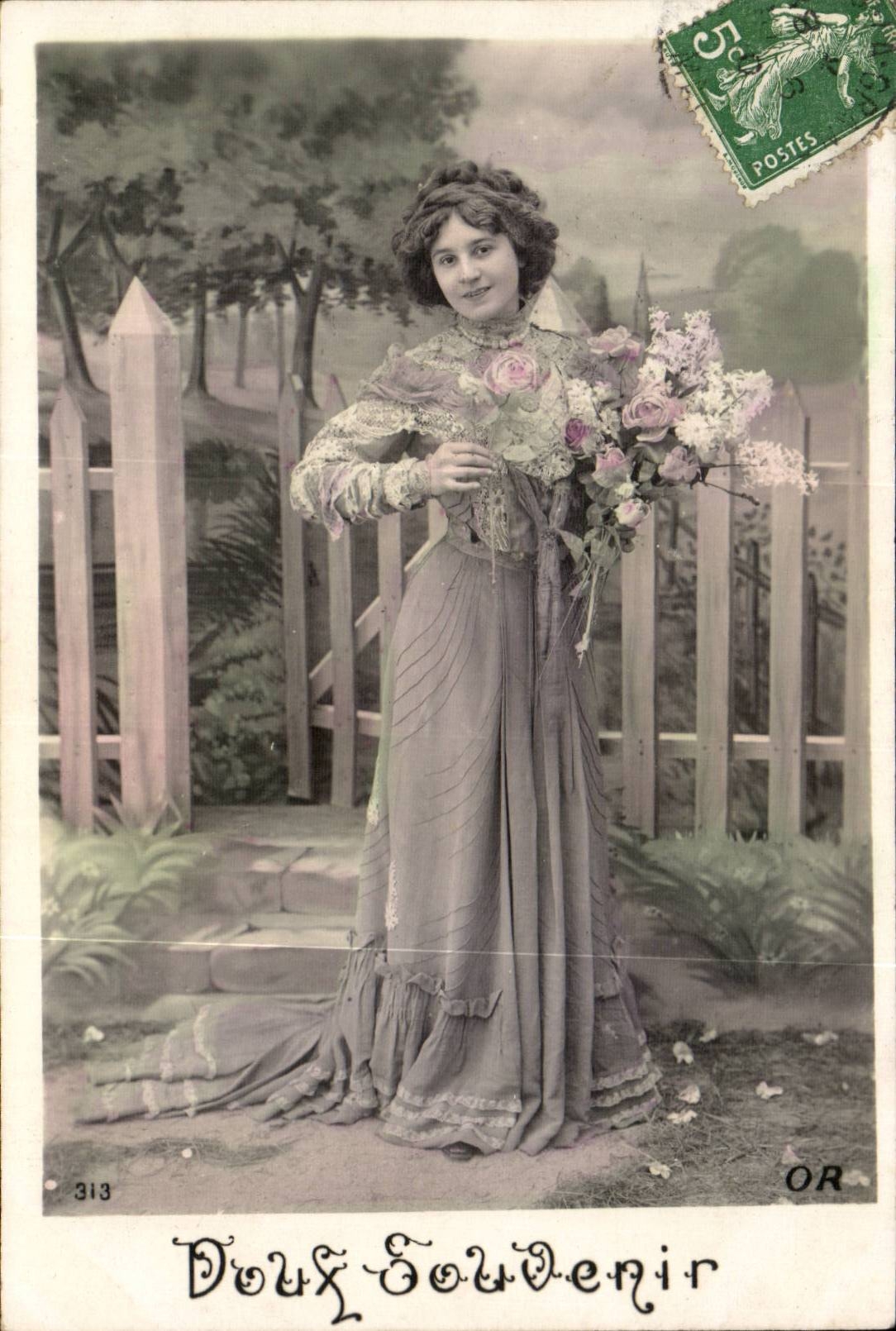 Joven mujer en vestido elegante — Dulce Recuerdo — OR n°313