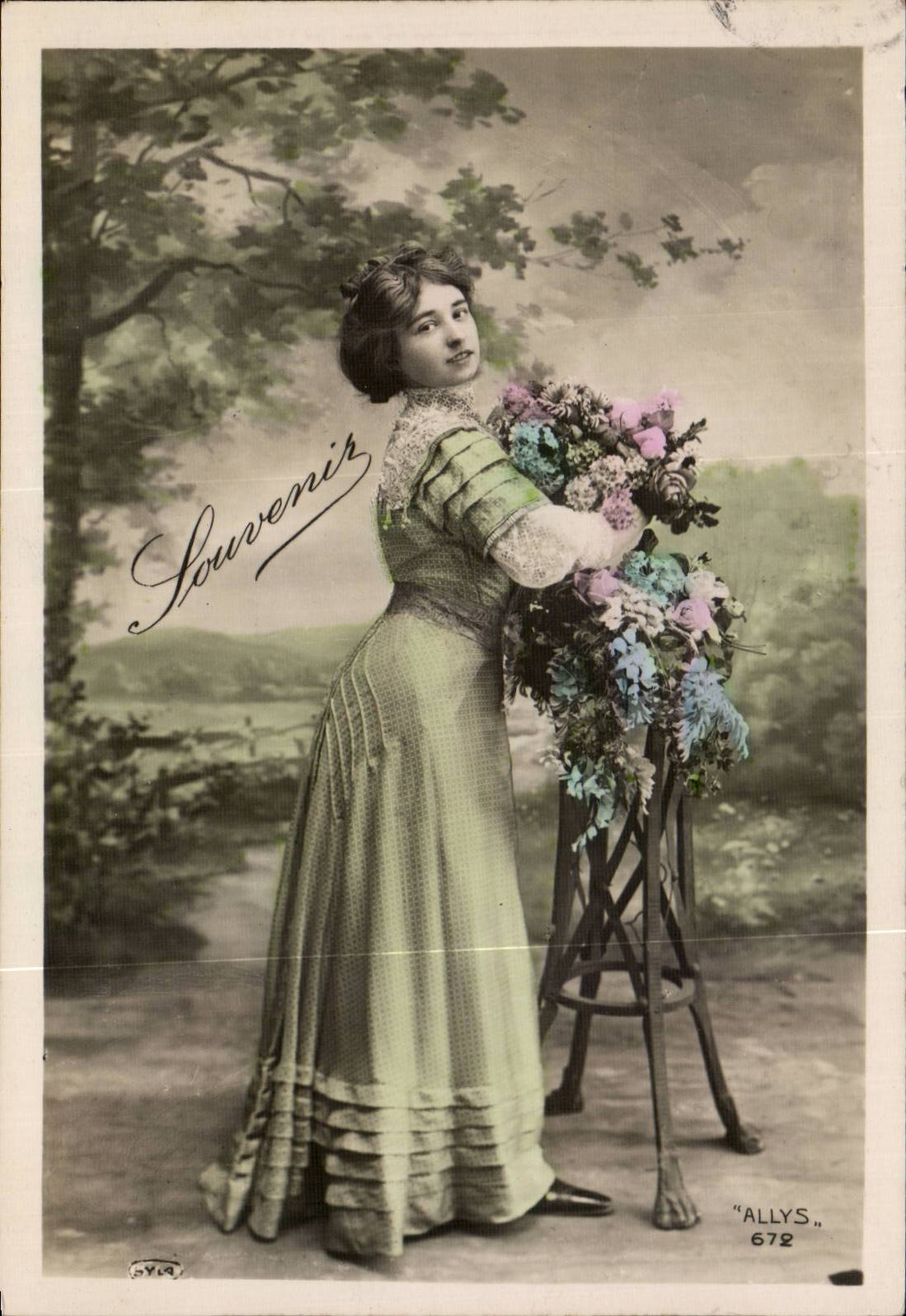 Jeune femme en robe verte tenant un bouquet — Souvenir — ALLYS 672