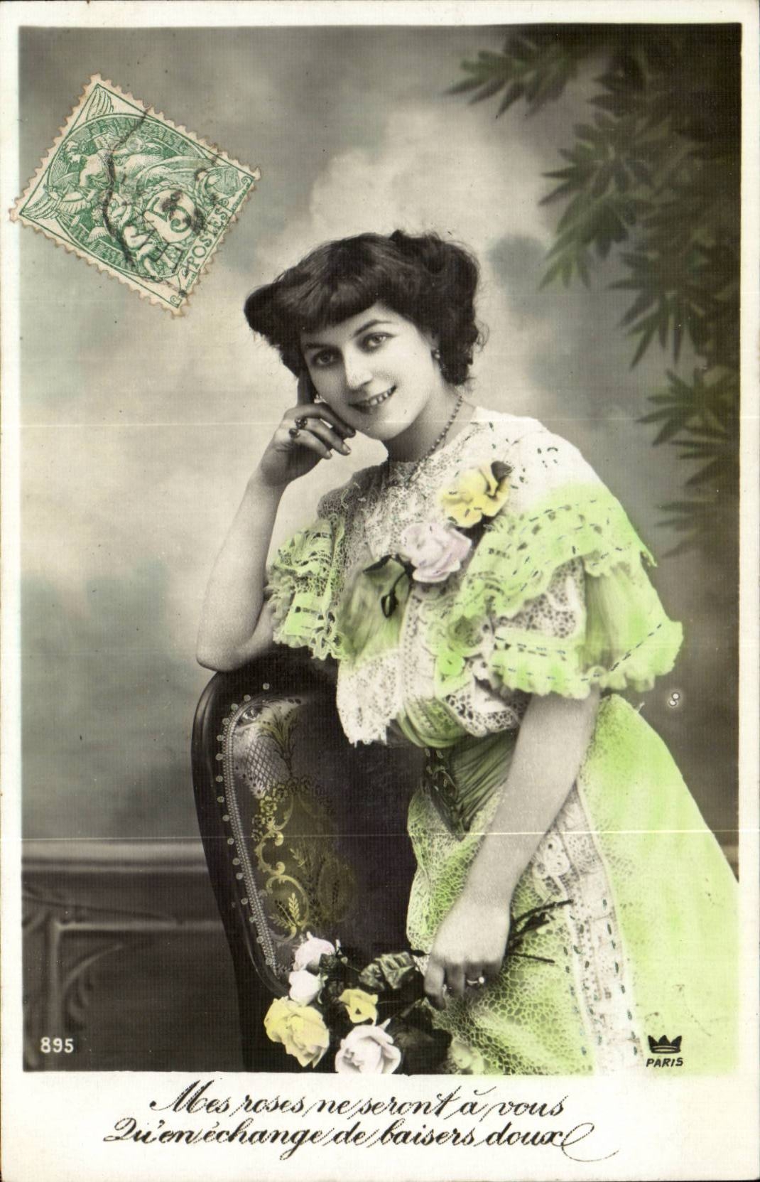 Junge Frau in grünem Kleid — poetischer Text — Paris, n°895