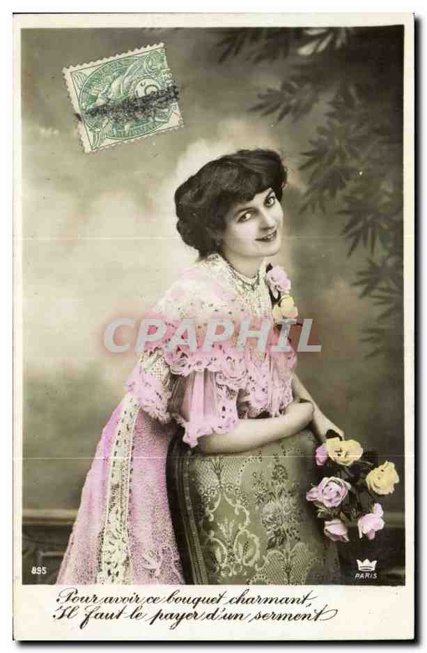 Femme en robe rose tenant un bouquet — Paris — n° 895