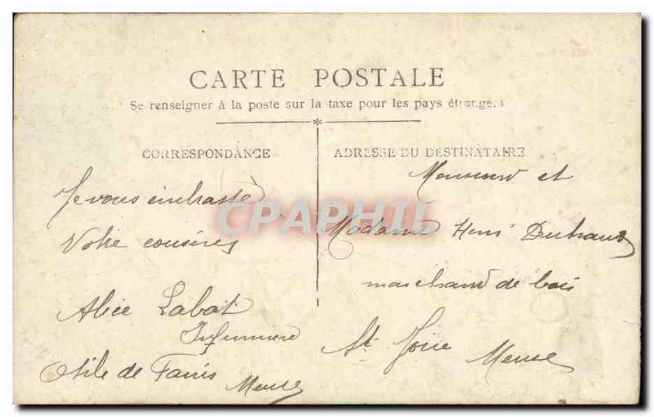 Femme en robe verte tenant des roses — scène de jardin — éditeur HT — Reverso