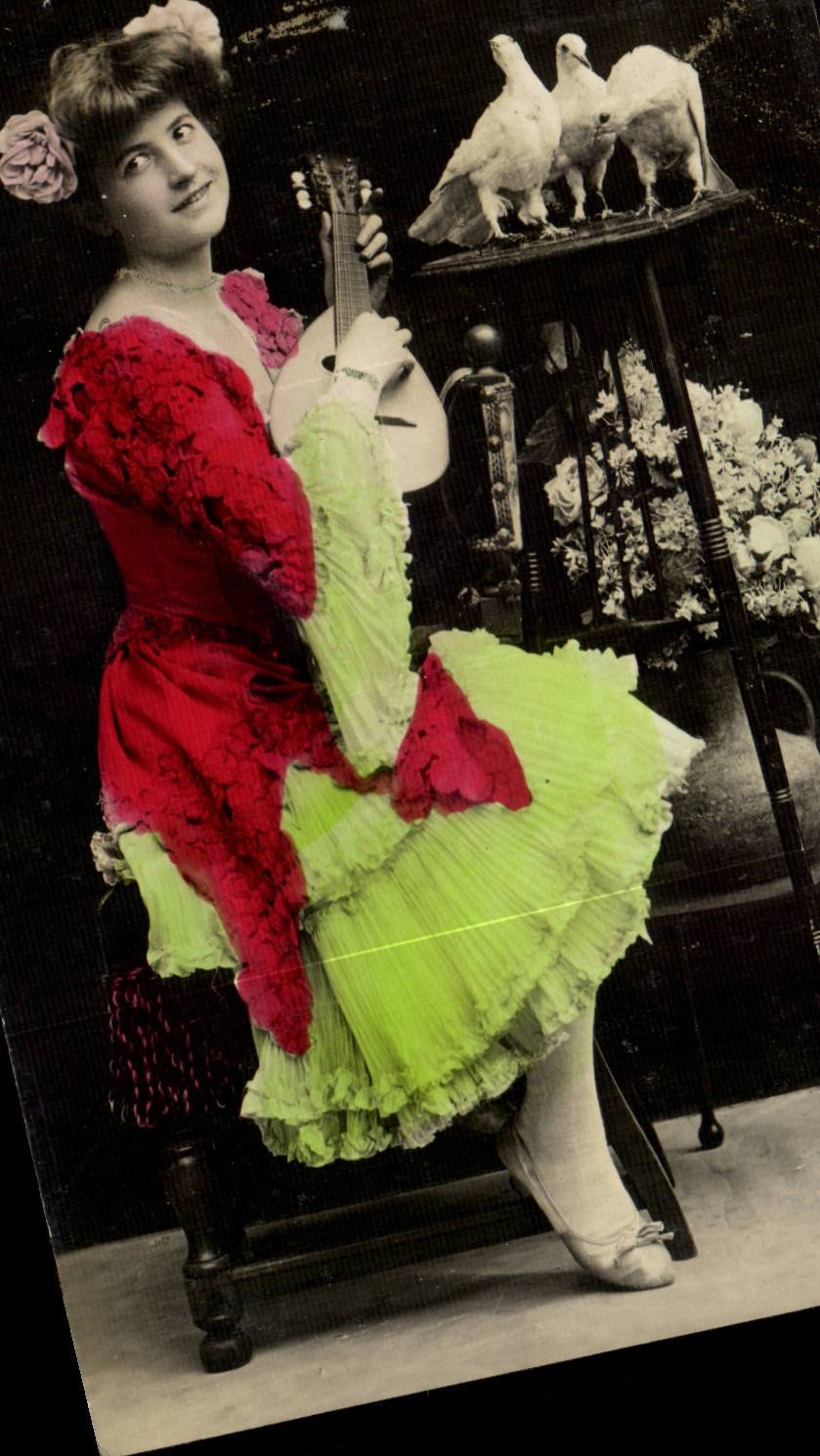Femme en costume coloré avec mandoline — trois colombes sur perchoir — éditeur non visible