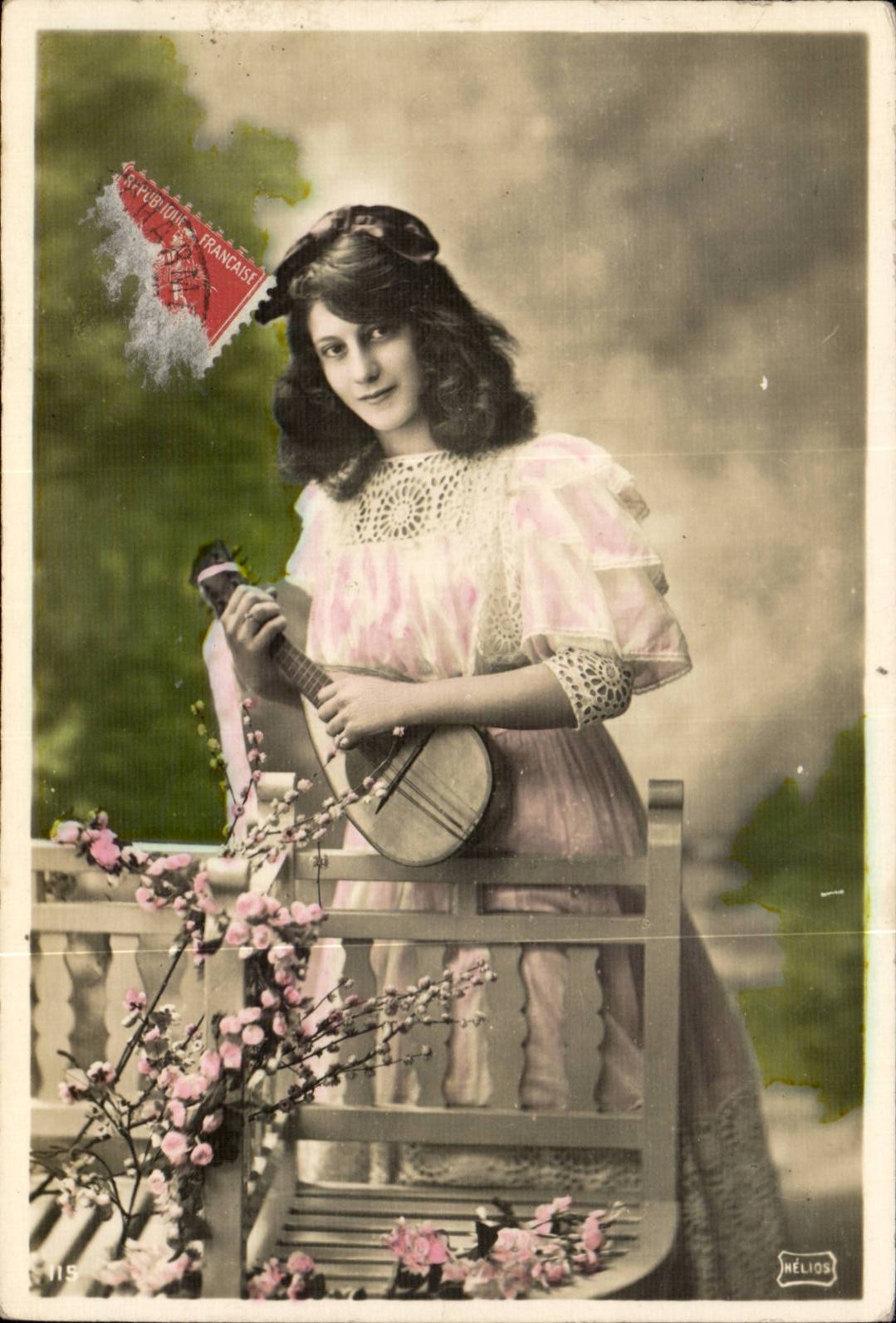 Junge Frau mit Mandoline — Verlag Hélios, Nr. 115 — Stempel République Française