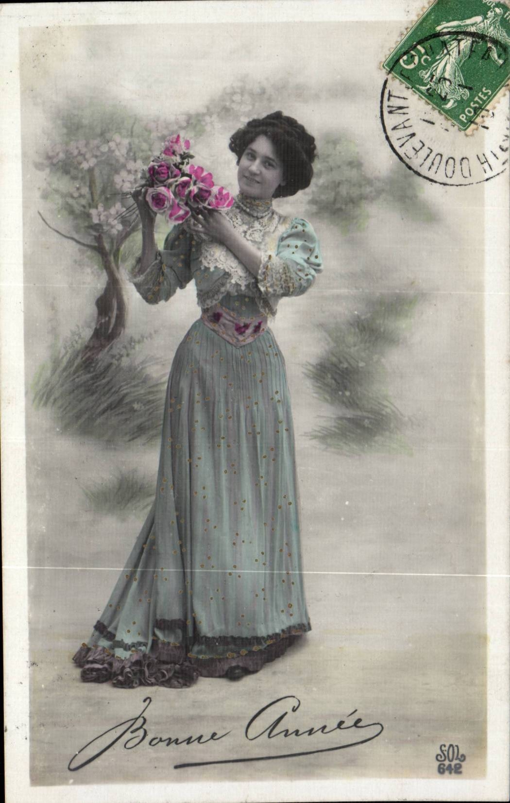 Mujer en vestido azul claro sosteniendo un ramo de rosas — Feliz Año — editor SOL, n° 642