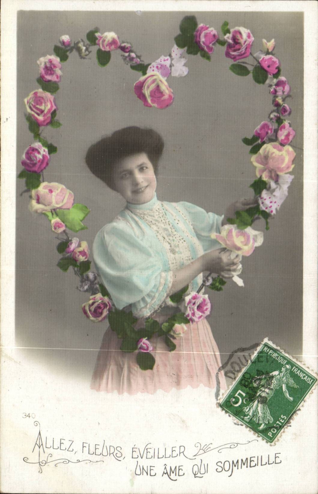 Femme dans un cadre de roses — carte postale de l'Afrique française — n°340