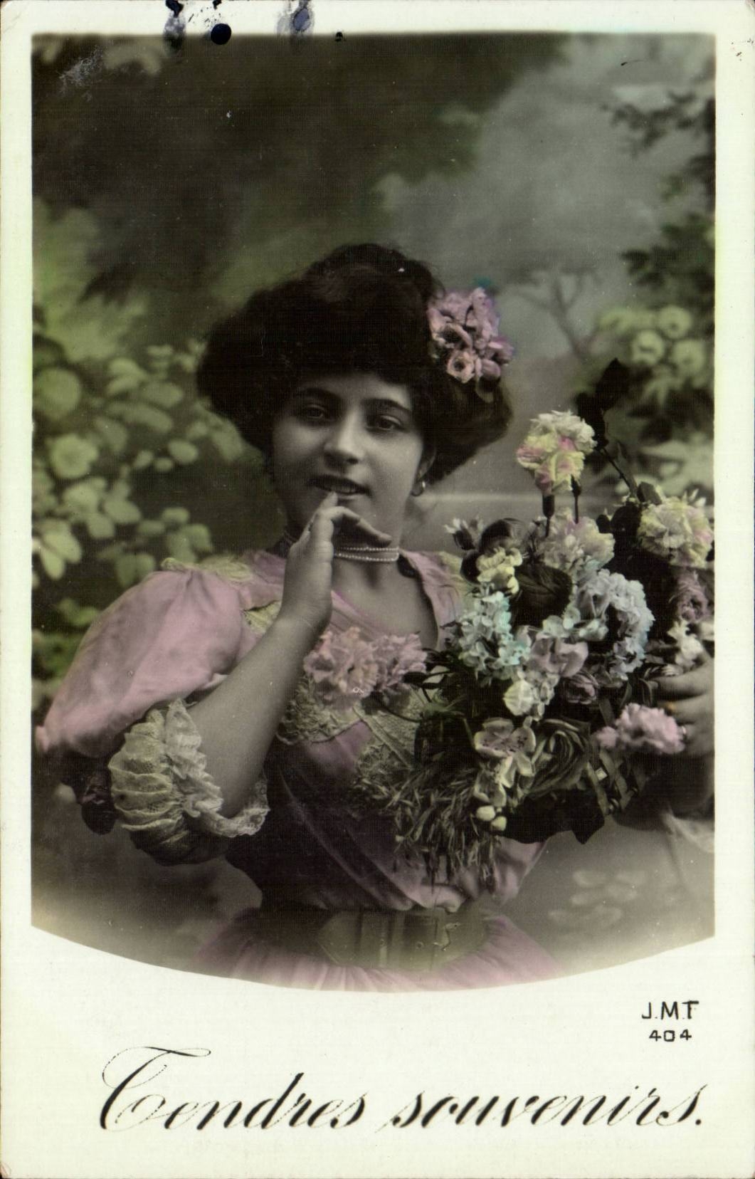 Jeune femme en robe rose tenant un bouquet — Tendres souvenirs — J.M.T. 404