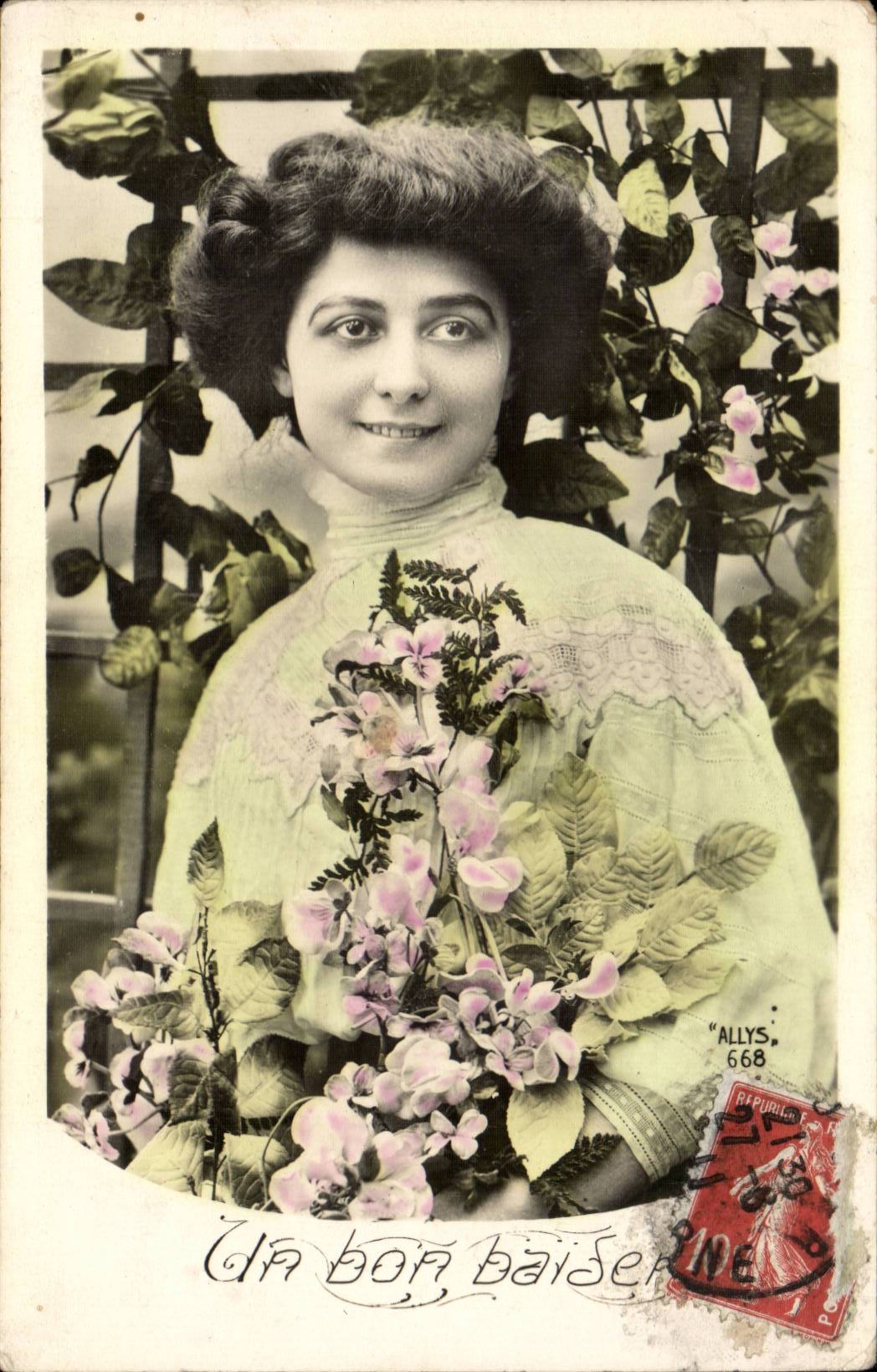 Lächelnde Frau mit Blumenbouquet — Ansichtskarte veröffentlicht von 'ALLY'S 668' — französischer 1-Franc-Poststempel