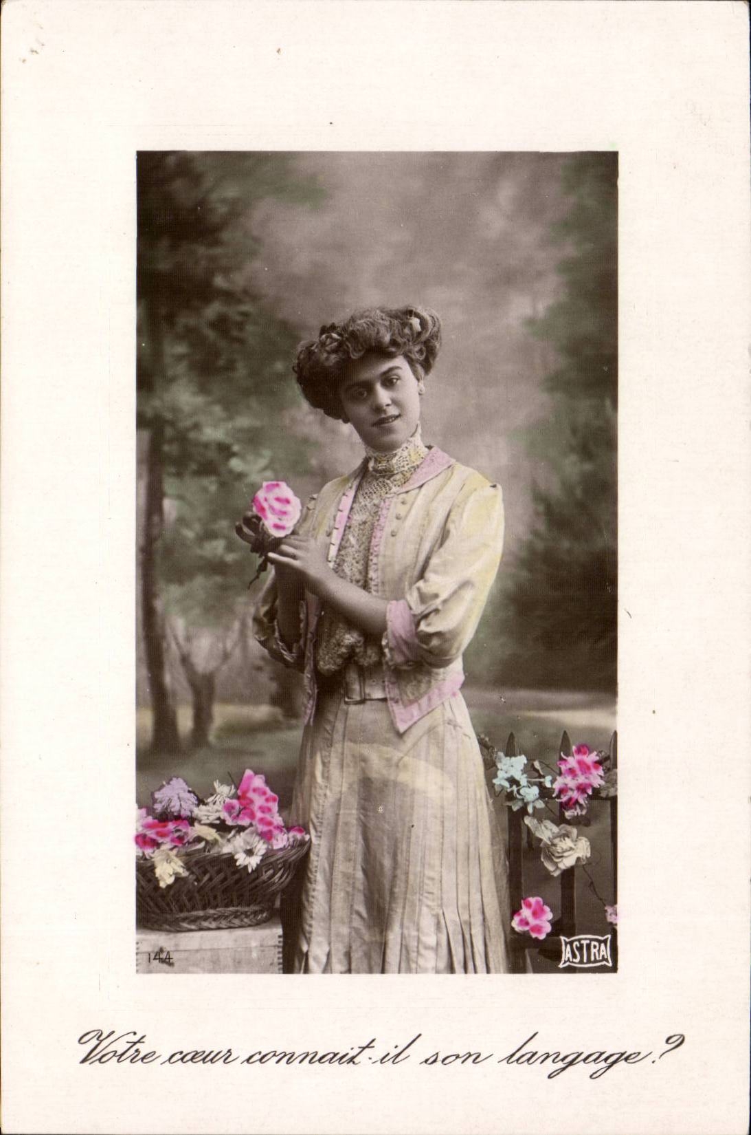 Jeune femme tenant une rose — ASTRAL — n°144