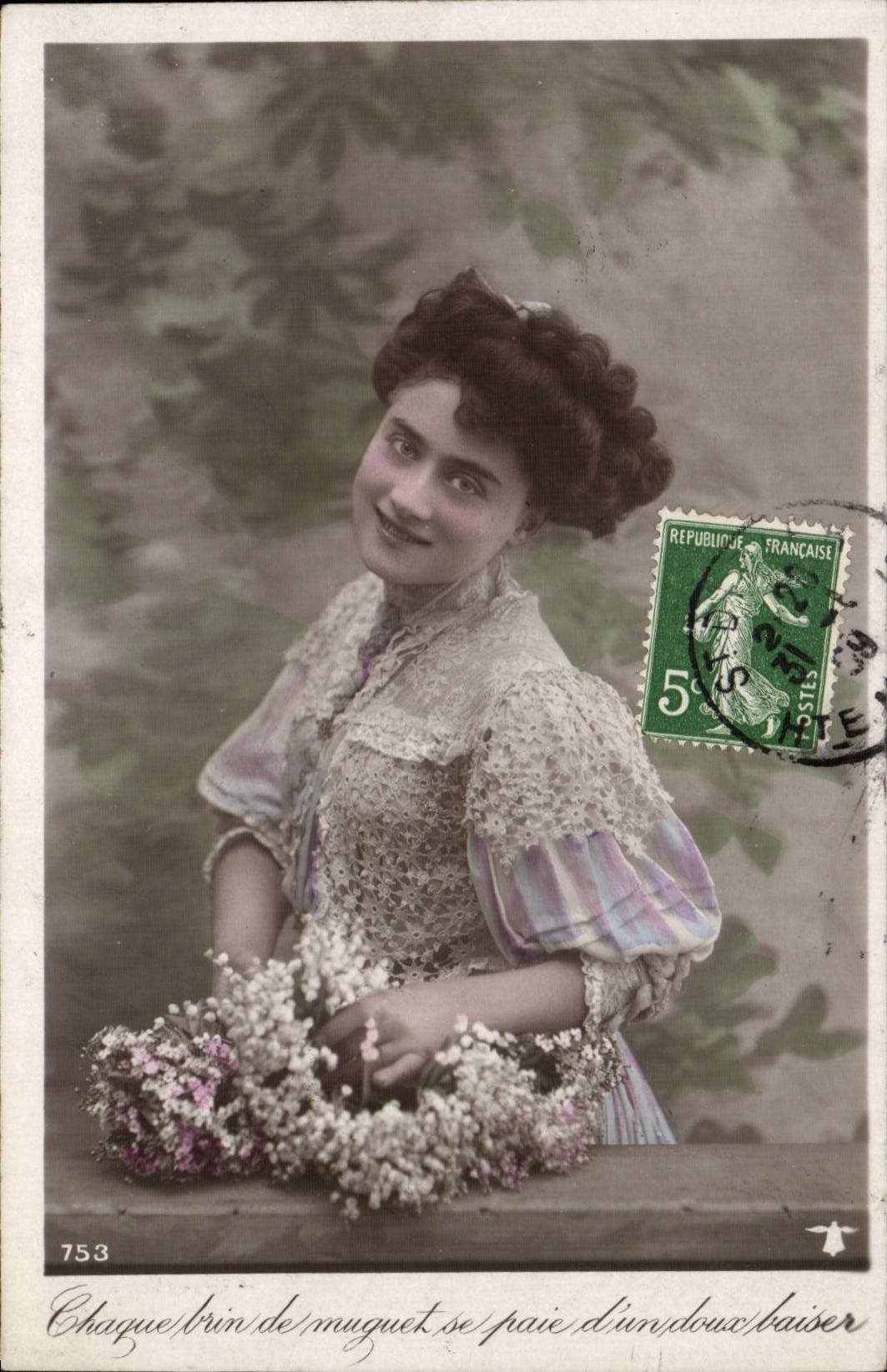 Jeune femme tenant un bouquet de muguet — Chaque printemps, le muguet se paie d'un doux baiser — éditeur inconnu, n°753