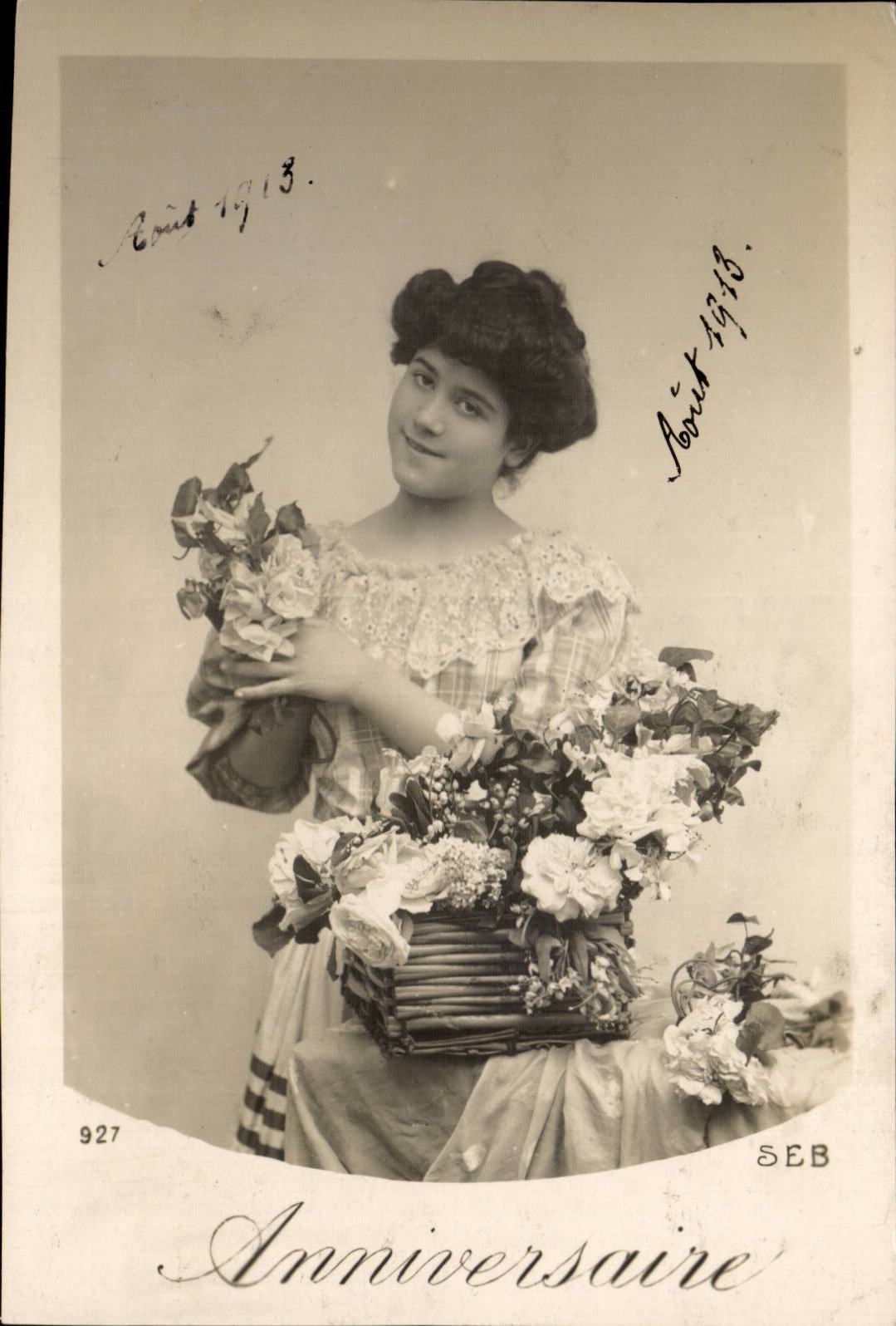 Giovane donna con cesto di fiori — Anniversario — SEB, n° 927