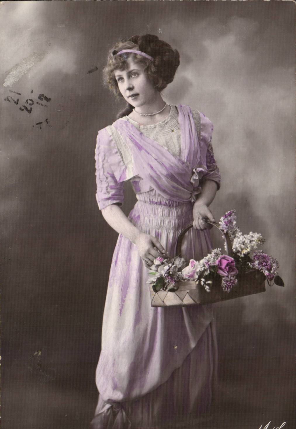 Jeune femme en robe lilas tenant un panier de fleurs — phototypie — éditeur 'M. A. Michel'