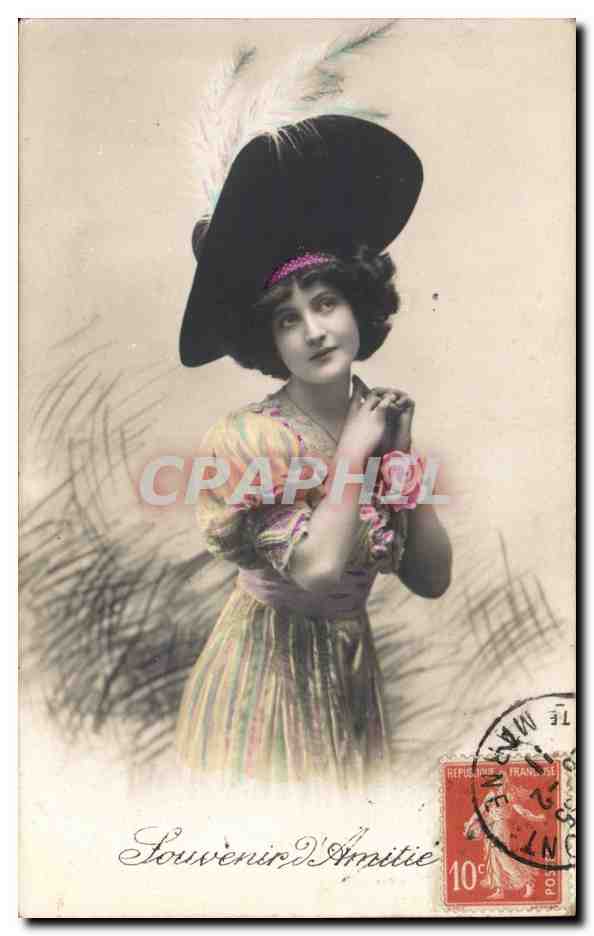 Jeune femme en chapeau à plumes — Souvenir d'Amitié — éditeur non visible