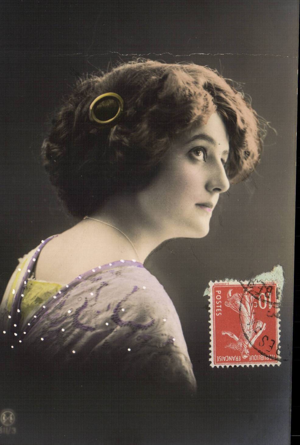 Fantaisie - Femme avec barrette - pli CPA 
