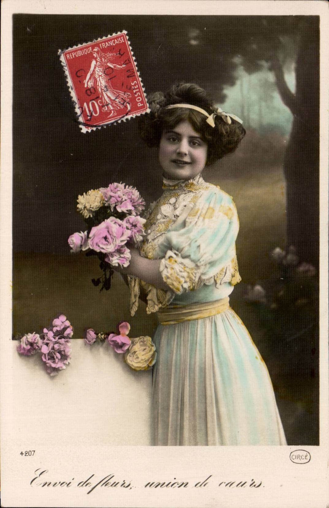 Giovane donna in abito azzurro pallido — Invio di fiori, unione di cuori — CIRCE, n°4207