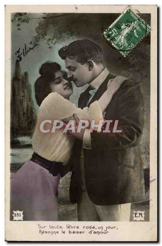 Fantaisie - Couple - Sur toute levre rose un jour resonne le baiser d'amour CPA 