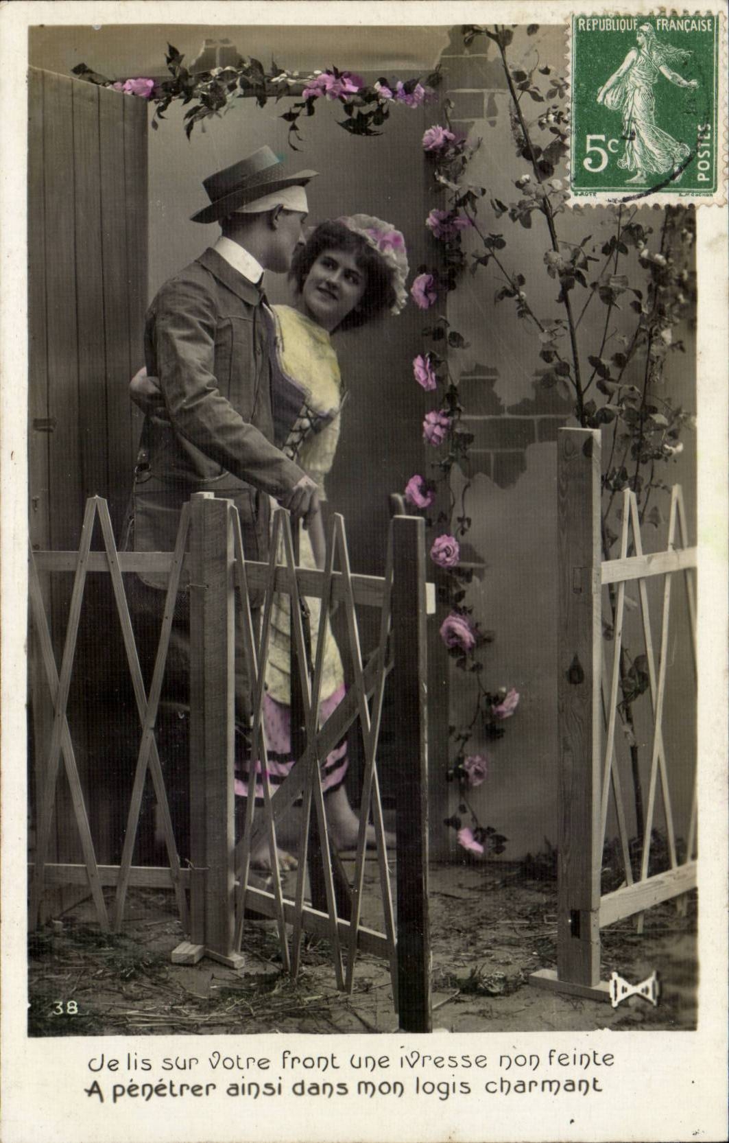 Couple devant un portail de roses — éditeur anonyme, n°38