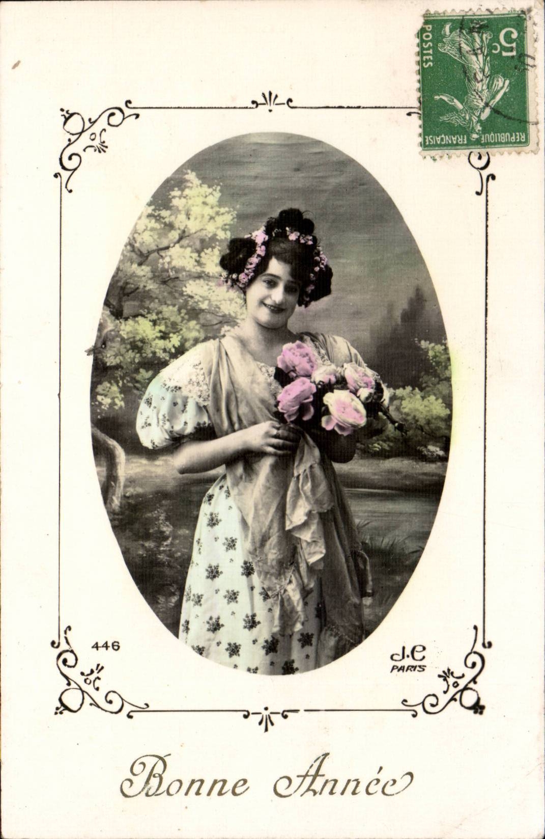Vrouw in bloemrijk jurkje dat een bos bloemen vasthoudt — Gelukkig Nieuwjaar — J.C. Paris n°446