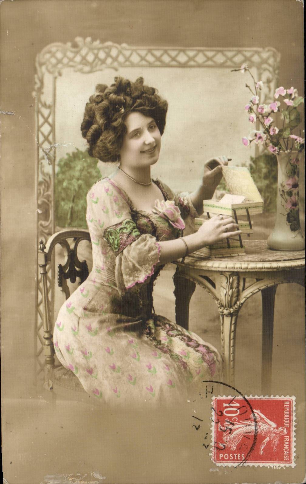 Mujer en vestido floral — escena de oficina — editor desconocido