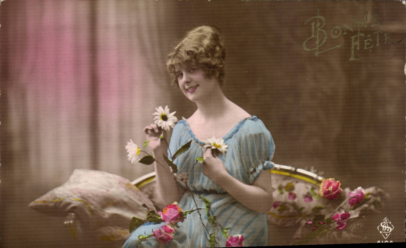Jeune femme en robe bleue — tenant des marguerites — éditeur L. Brancier, Nantes, n° 4100