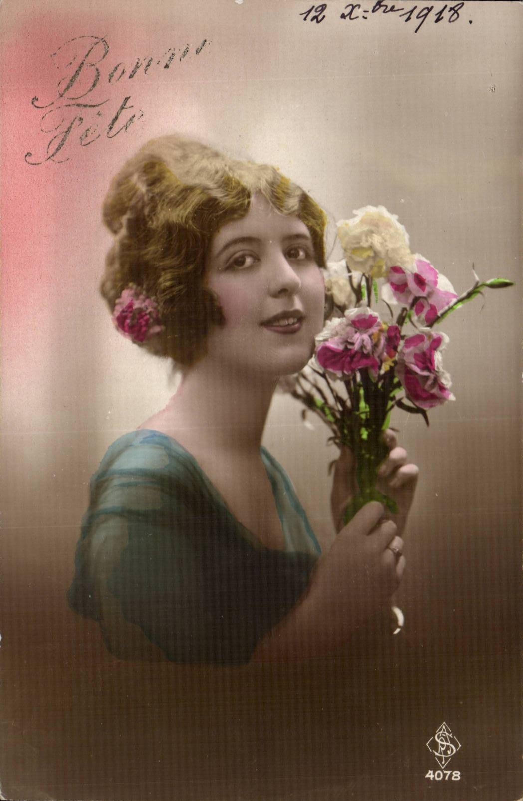 Joven mujer con ramo de flores — Feliz cumpleaños — editor S.D. n° 4078