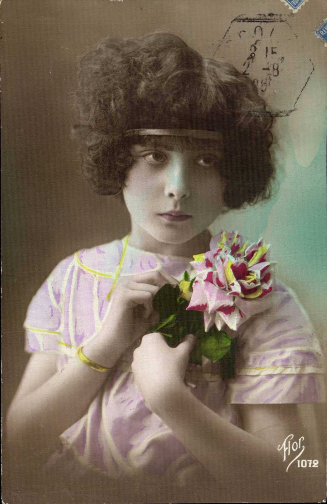 Meisje dat een bos bloemen houdt — Uitgever Flor, nr. 1072