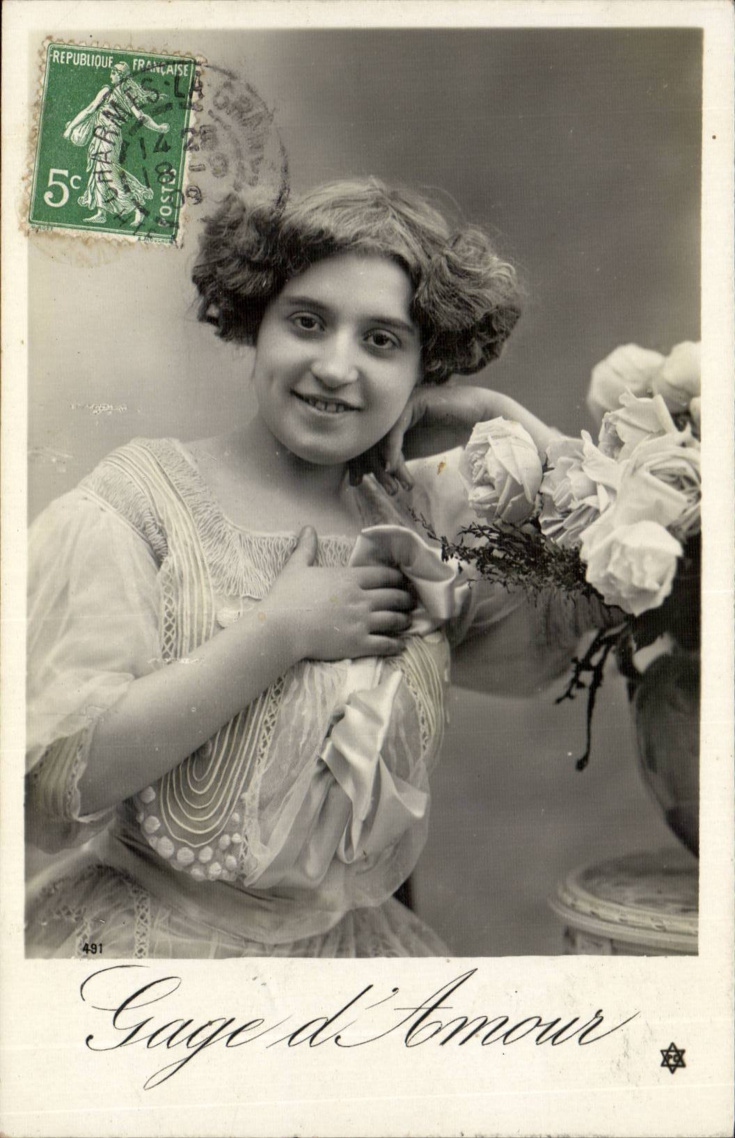 Jeune femme souriante — Gage d'Amour — éditeur inconnu, n° 481