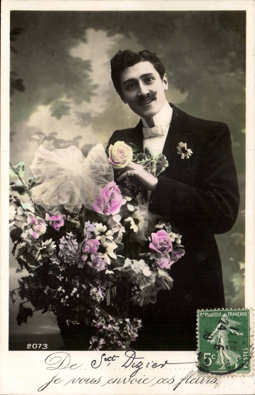 Uomo in abito da sera — con mazzo di fiori — editore anonimo, n° 2073