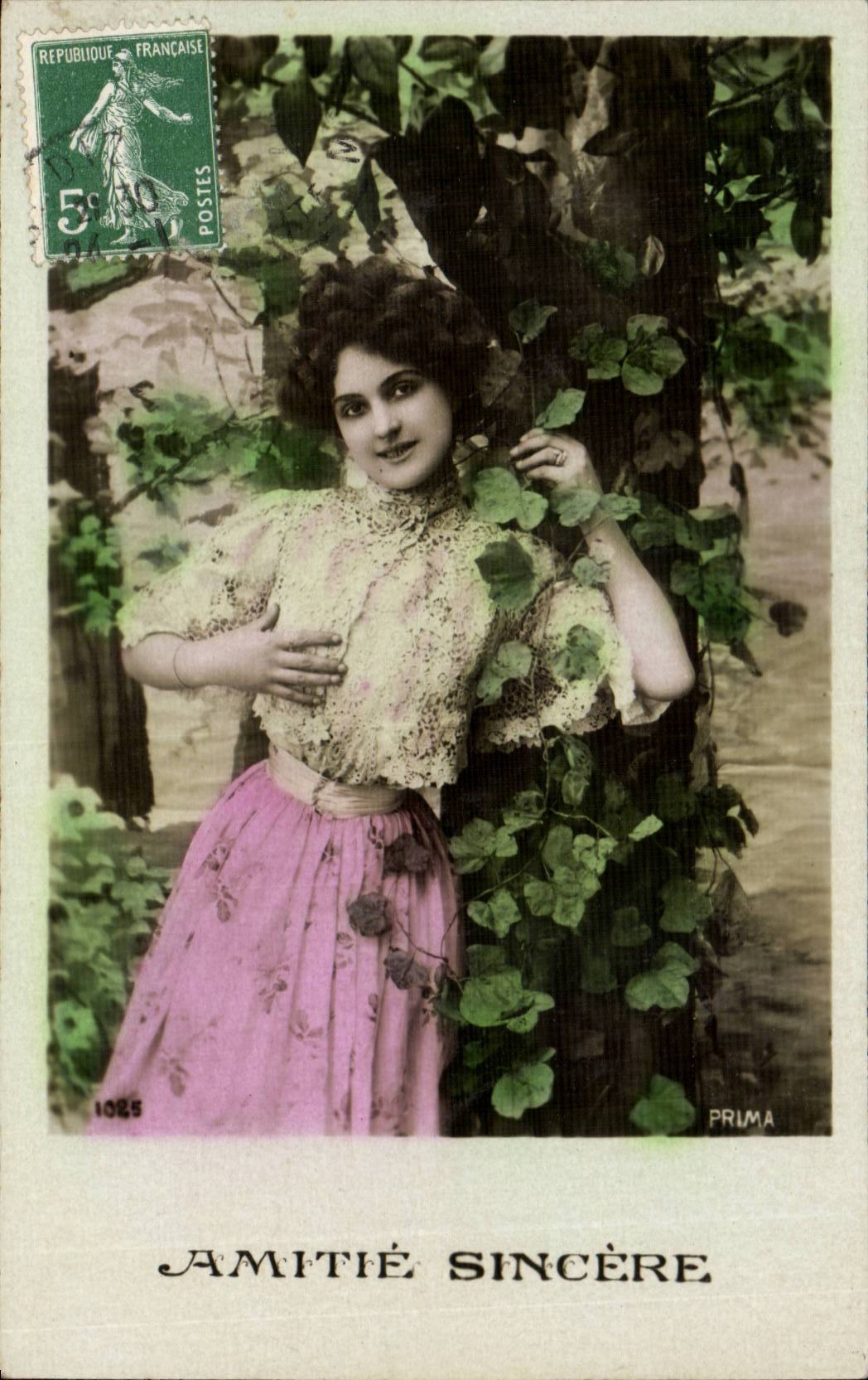 Jeune femme en robe rose — sous lierre — éditée par PRIMA — n° 1025