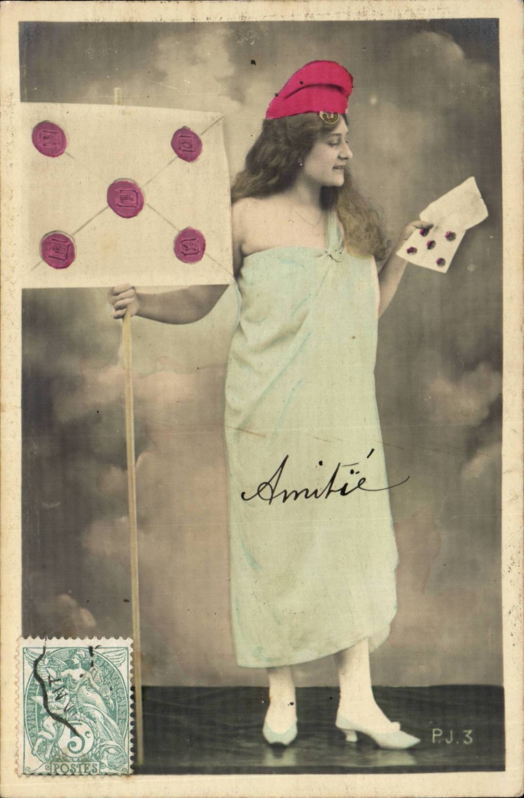 Femme en robe légère et bonnet rouge — Amicitie — P.J. 3 — Éditeur P.J. 3