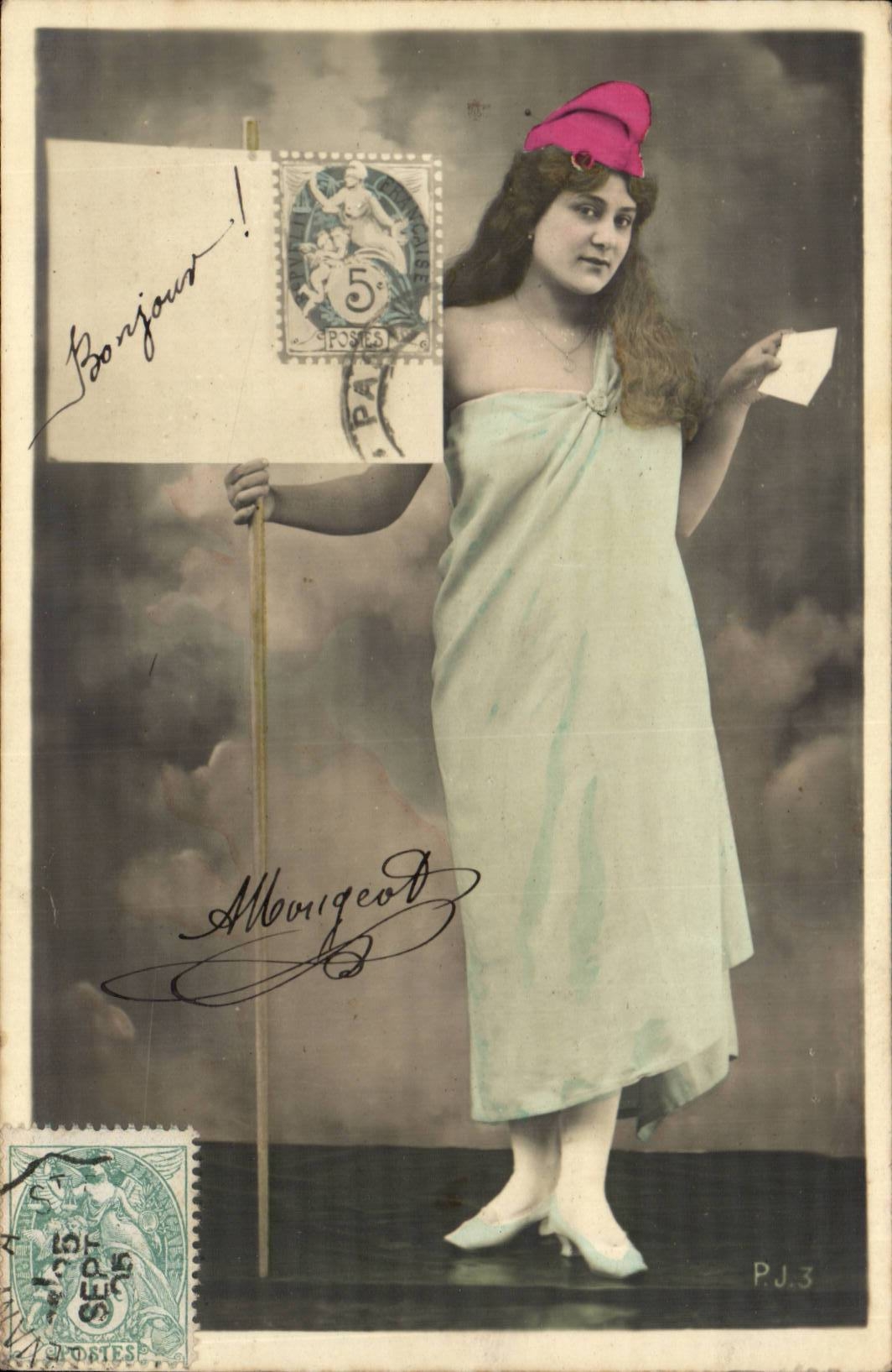 Femme en robe drapée et chapeau rose — signe 'Bonjour!' — P.J.3, éditée par Mougeot