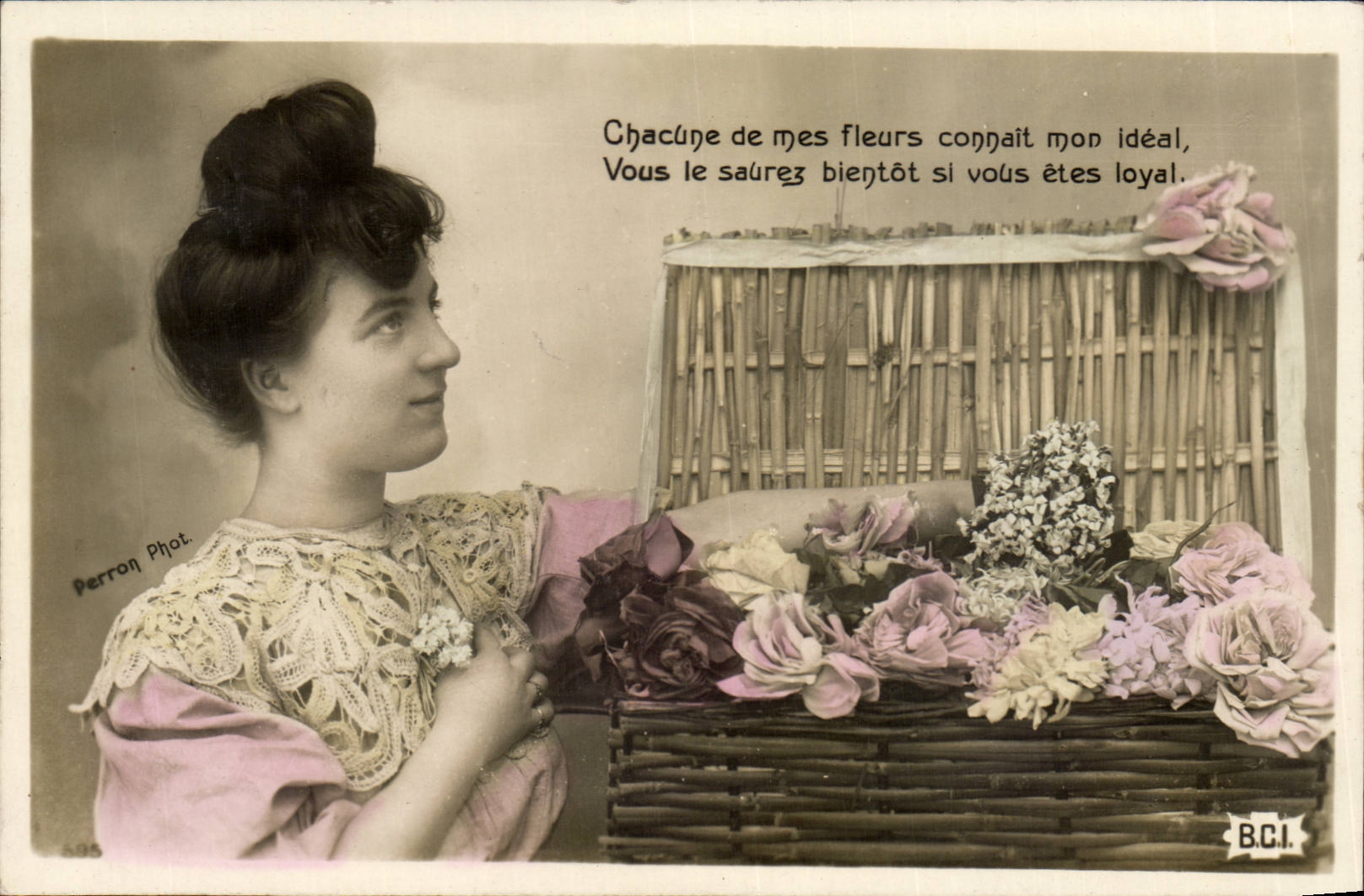 Vrouw met bloemenvoorziening — Perron Phot. — B.C.I.