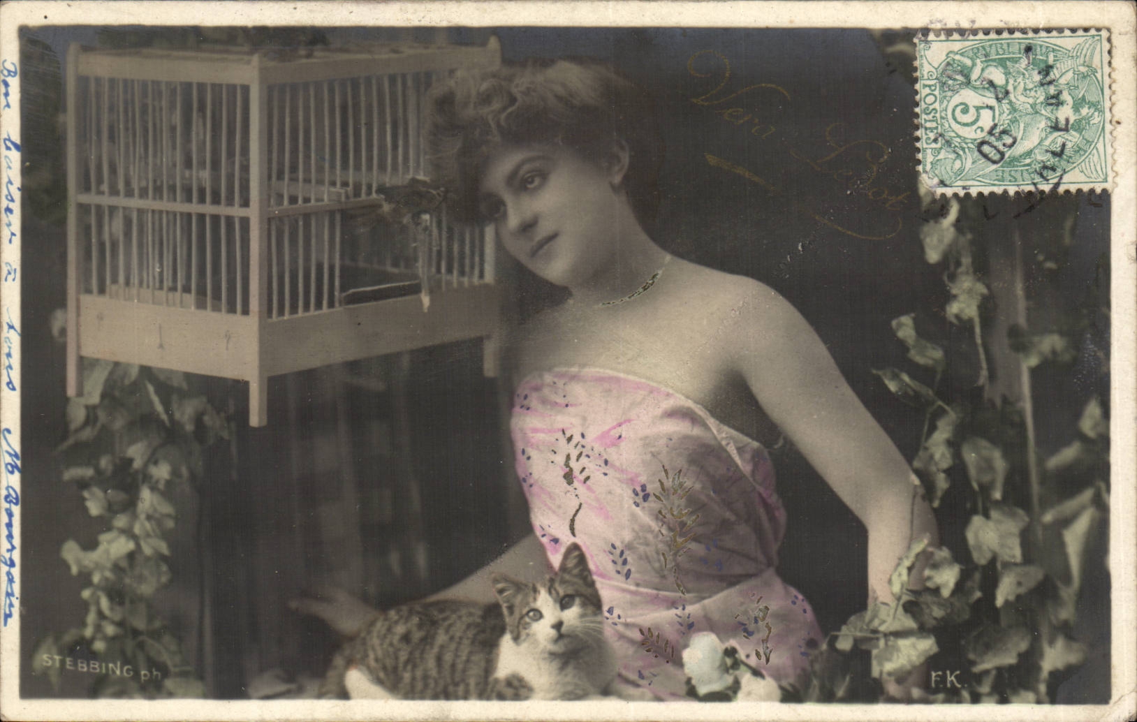 Femme et chat — devant une cage à oiseaux — Stebbing ph.