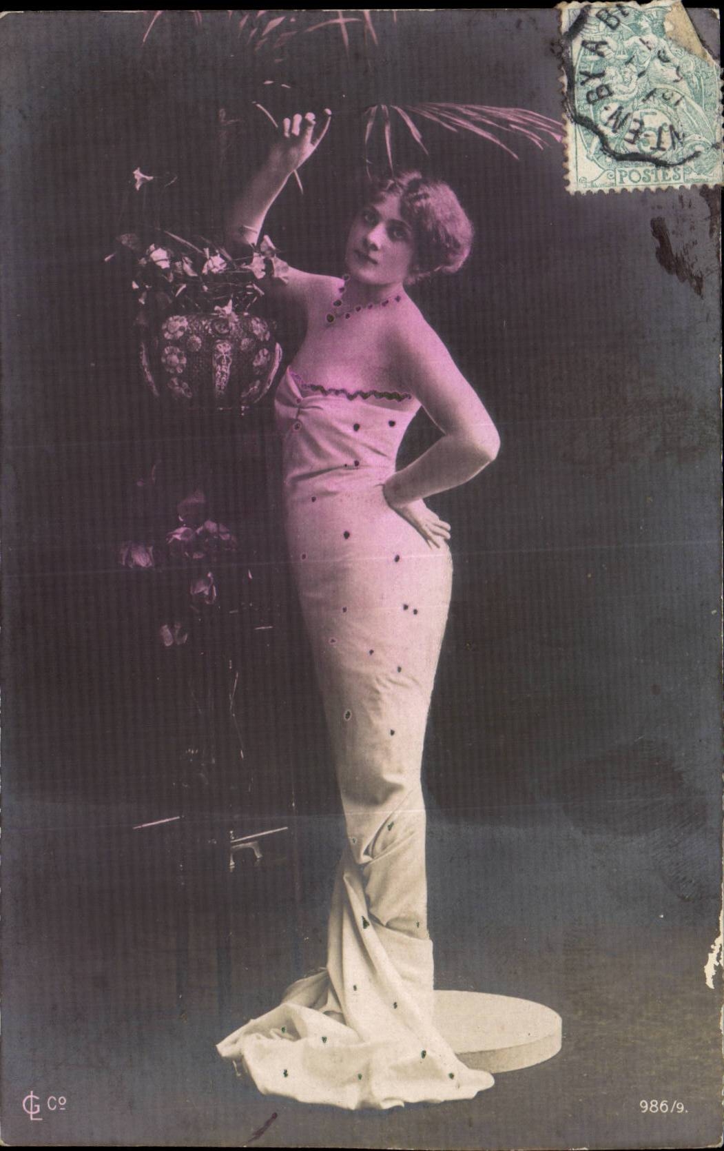 Donna in abito lungo — posa elegante — C. C. 986/9.
