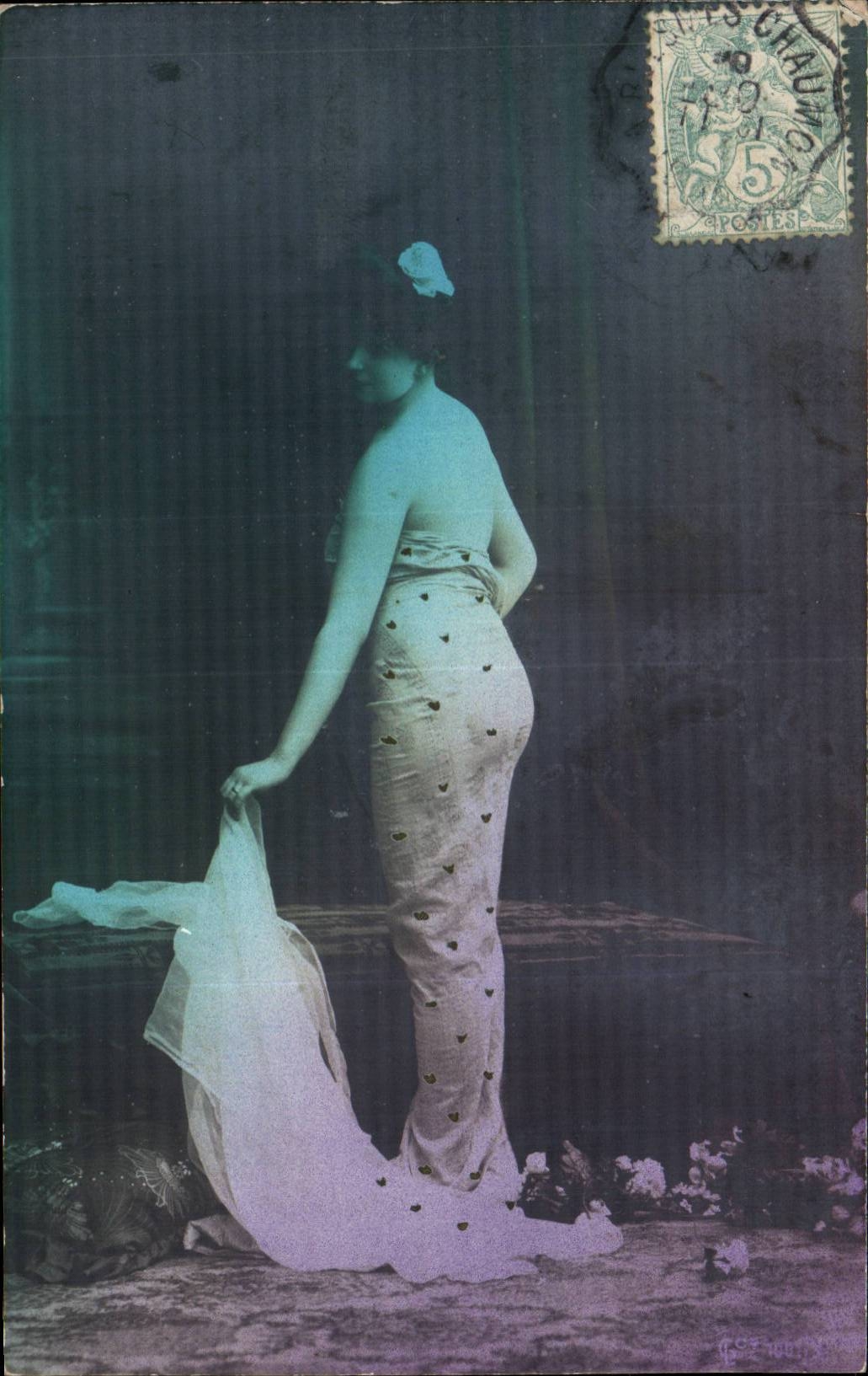 Femme en robe à motifs — studio — G. ST. 1001 X