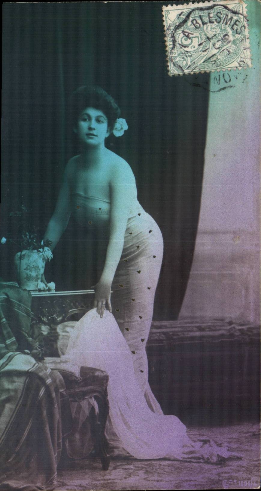 Femme en robe à cœur — studio — éditeur G. Stowart