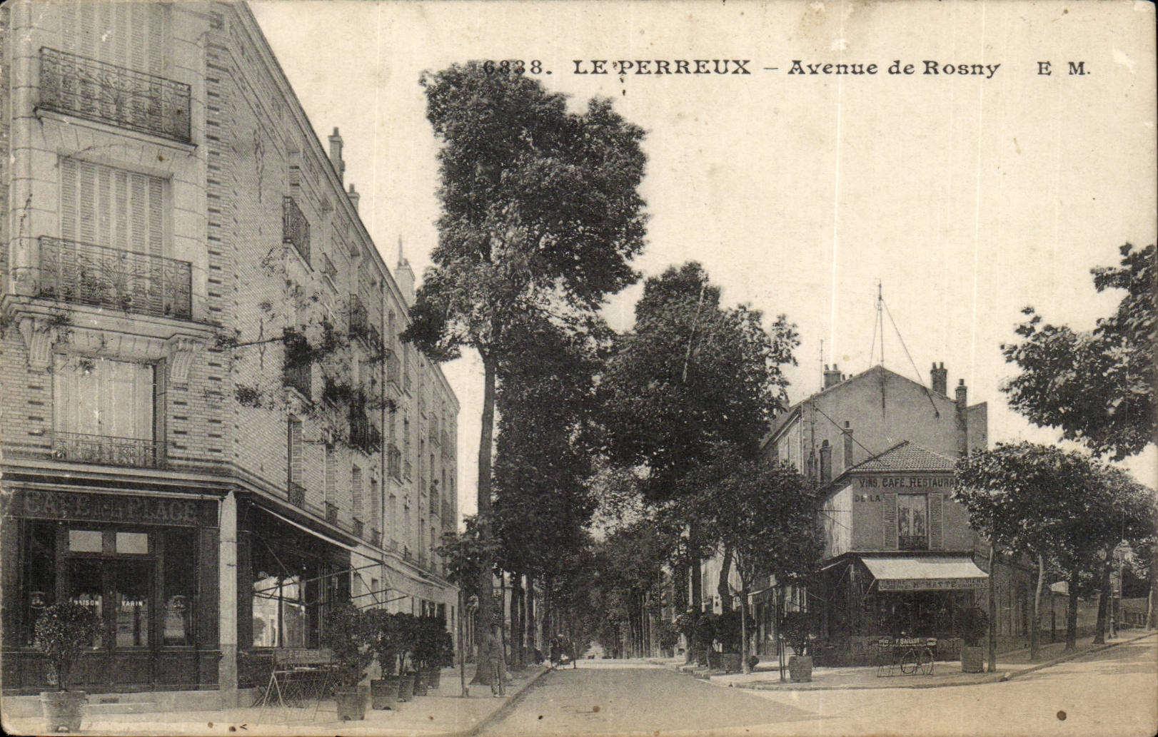 Le Perreux CPA Avenue de Rosny (cafe de la place)