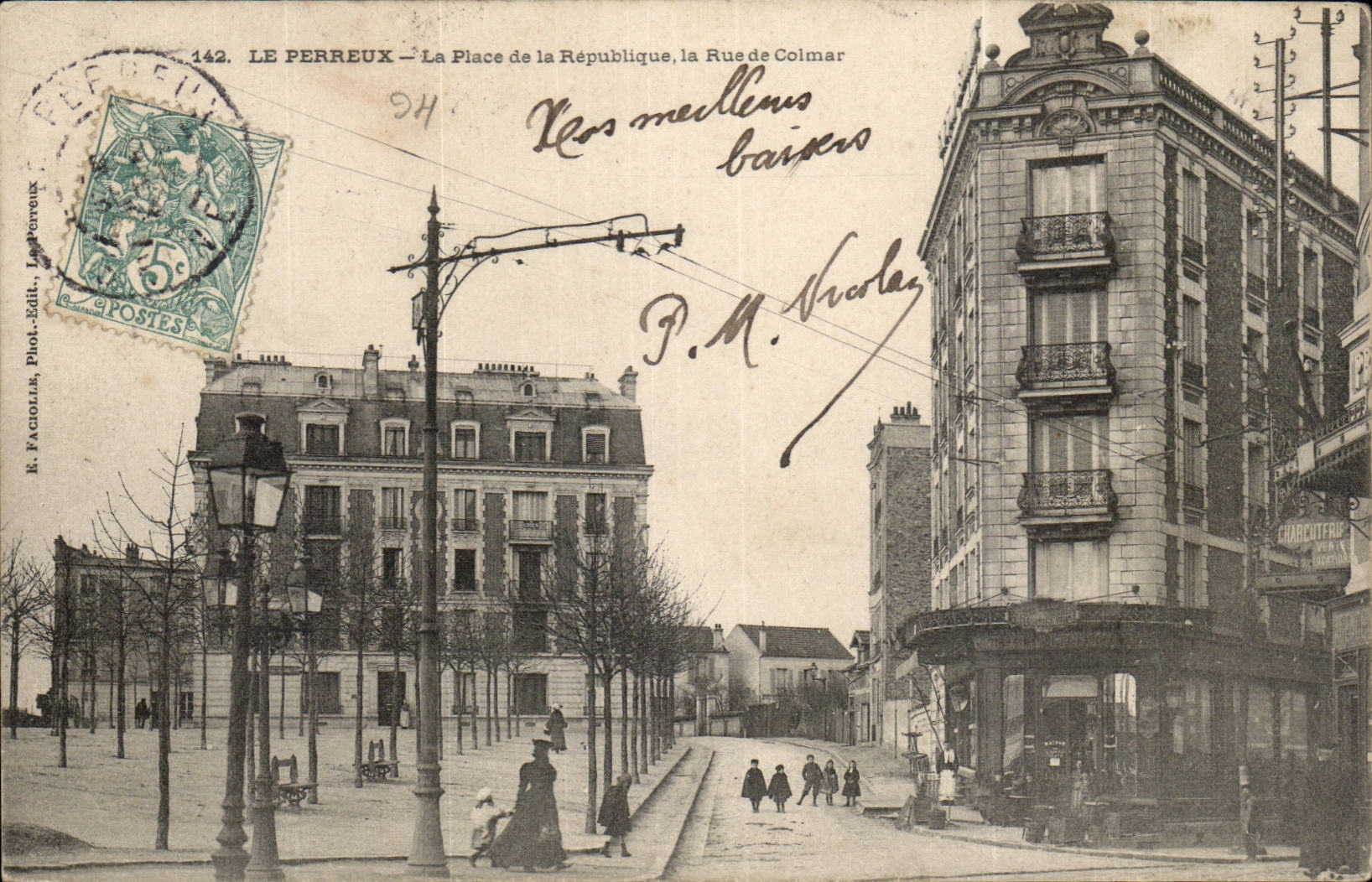 Le Perreux CPA La place de la Republique la rue de Colmar