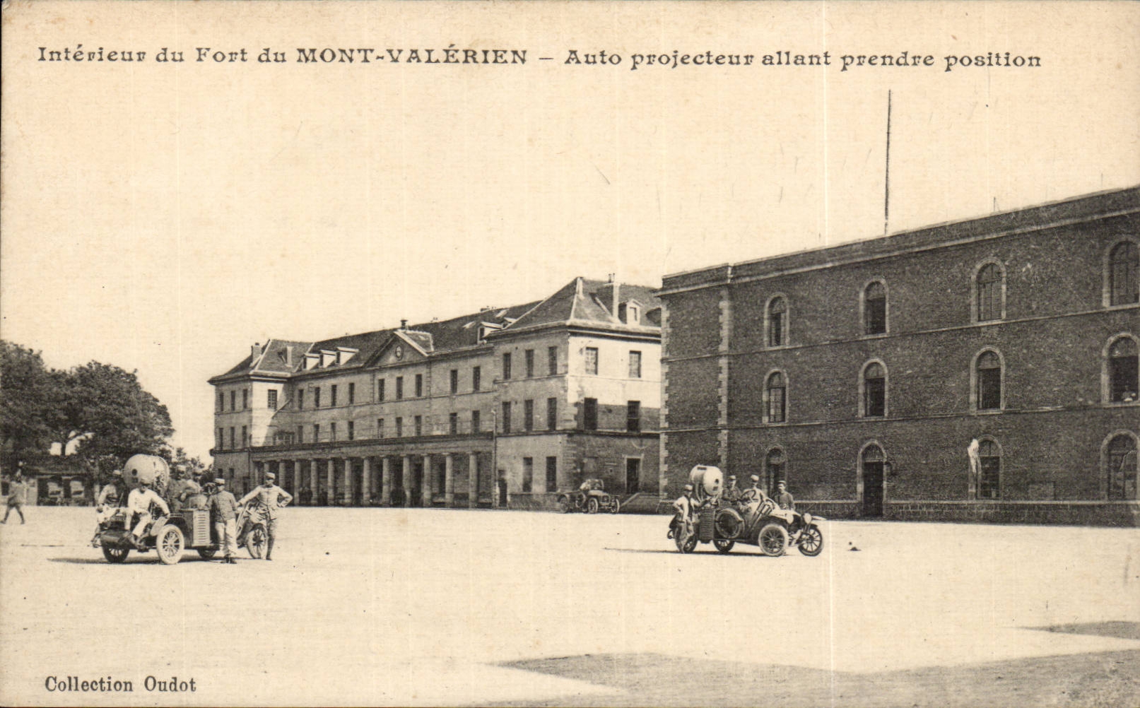 Interieur du fort du Mont Valerien CPA Auto projecteur allant prendre position (automobile militaria)
