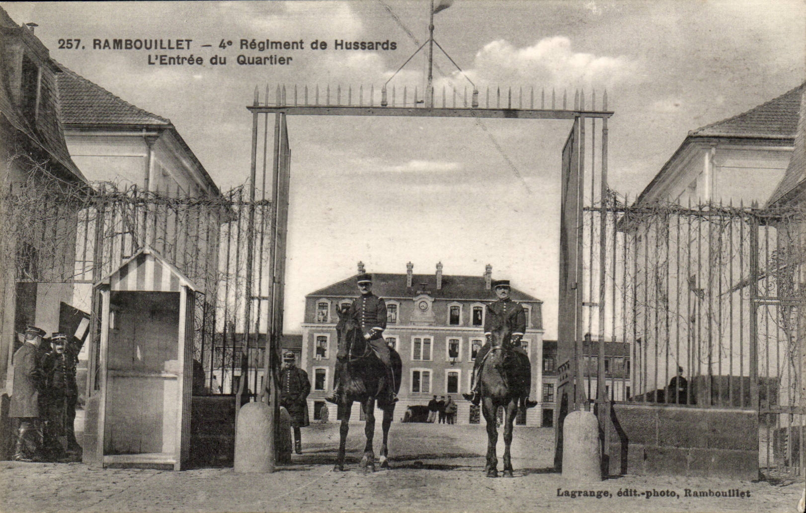 Rambouillet CPA 4eme regiment de hussards l'entree du quartier (militaria)