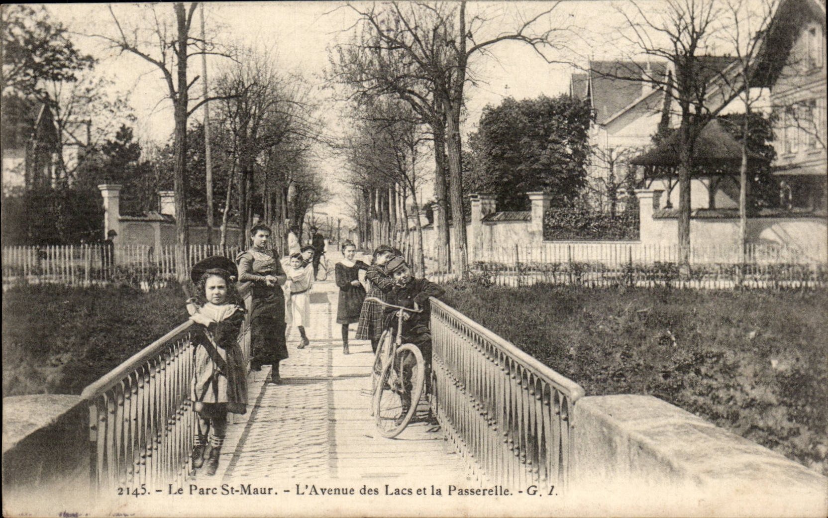 Parc Saint Maur CPA L'avenue des lacs et la passerelle (velo cycle cycliste)