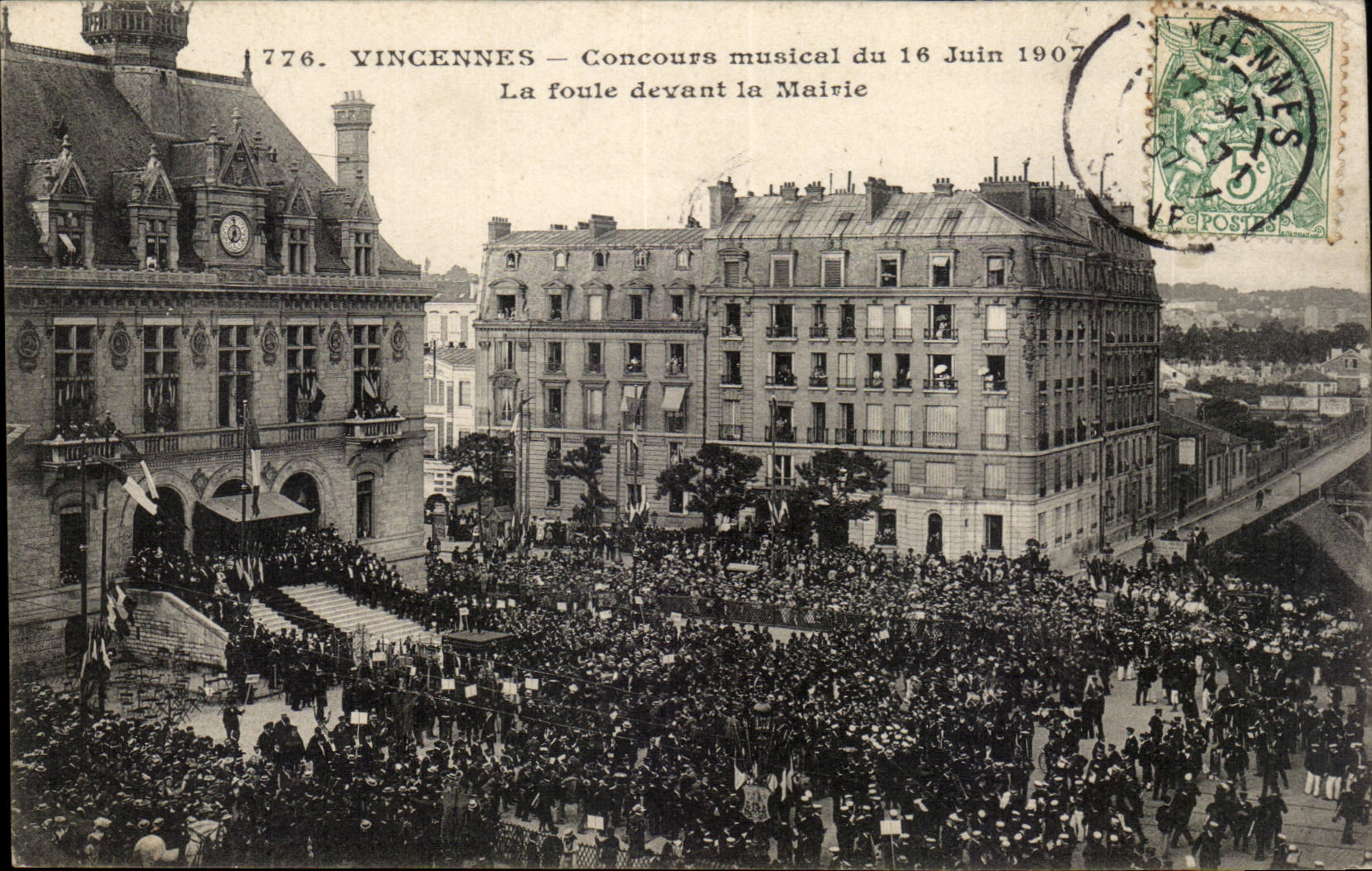 Vincennes — Concours musical du 16 Juin 1907 — La foule devant la Mairie