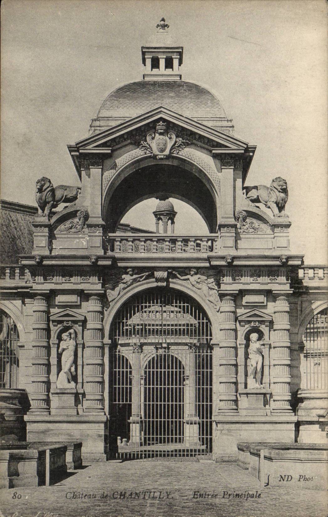 CPA Chateau de Chantilly Entree principale (lion)