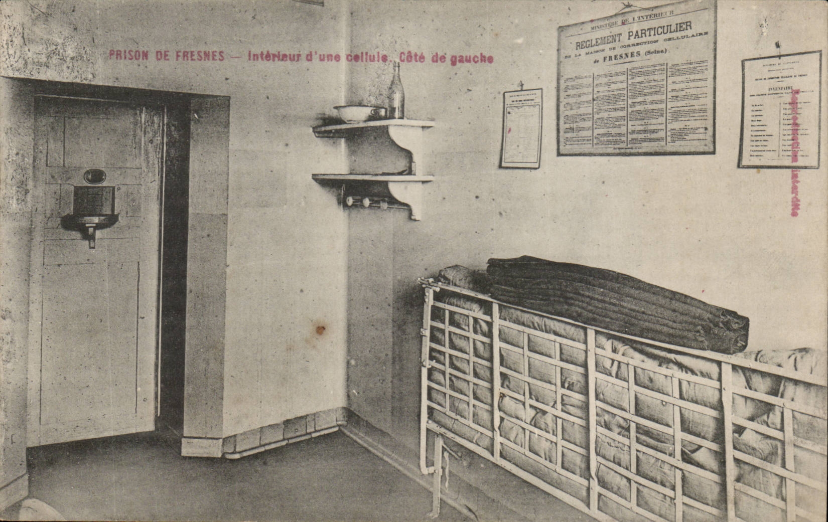 CPA Fresnes Interieur d'une cellule Cote de gauche (prison jail)