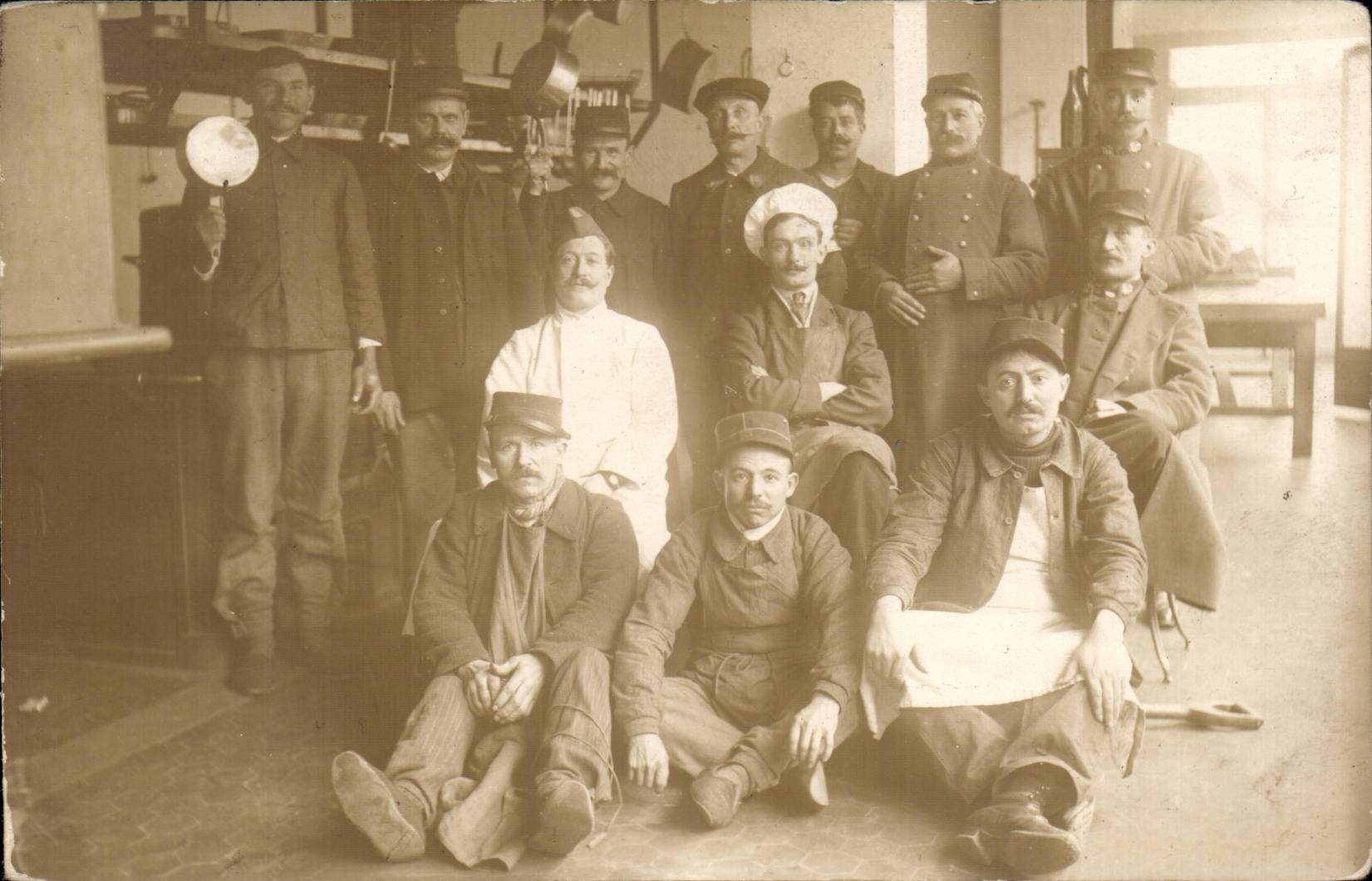 CARTE PHOTO Militaria Regiment cuisiniers (Gerogette Chatenay Rue du marche a Alfortville cuisine)