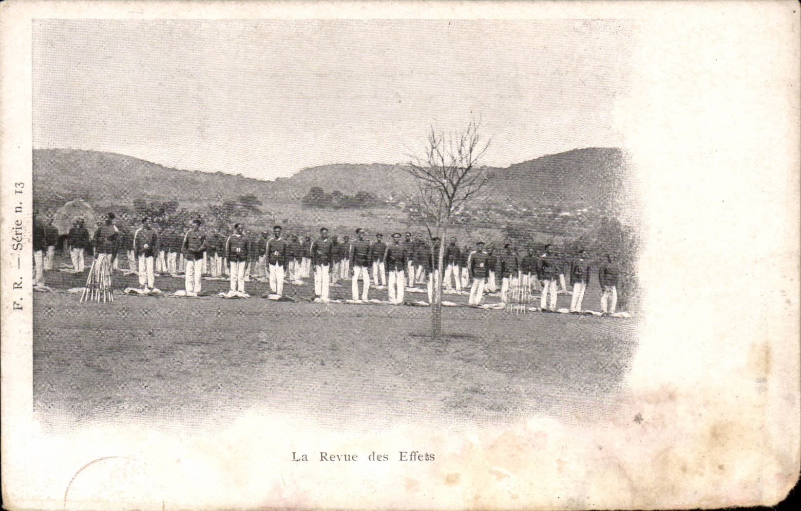 CARTE PHOTO Militaria Regiment La revue des effets