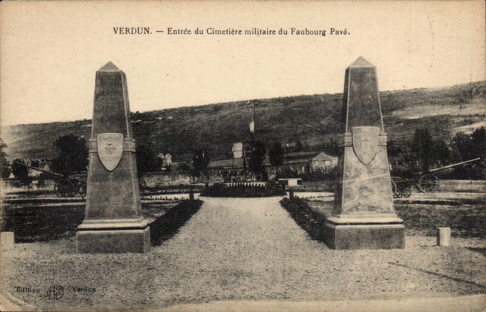 Verdun CPA Entree du cimetiere militaire du Faubourg P%ave
