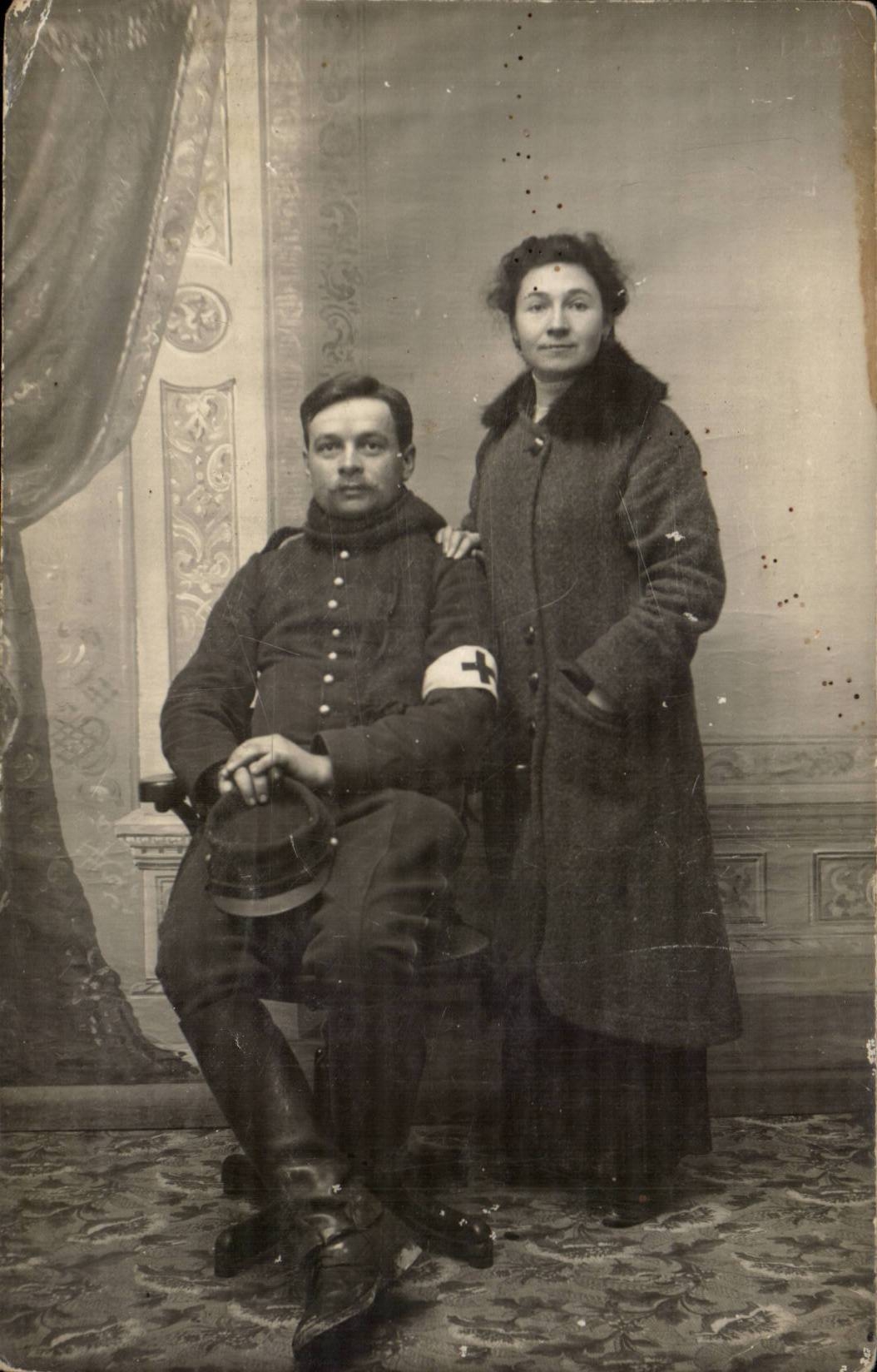 Soldat et femme avec brassard de la Croix-Rouge — Éditeur : F. GUILLEMINOT, Paris
